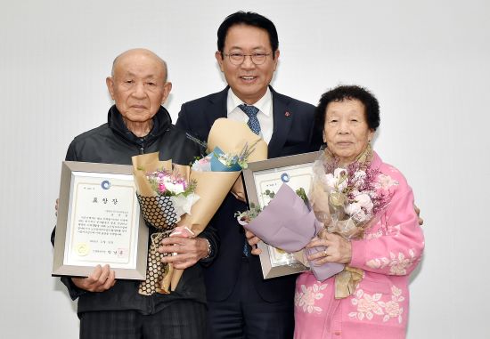 박남춘 시장 '2018 노인일자리 수행기관 통합평가회'에서 최장수 참여어르신에게 표창장 수여.