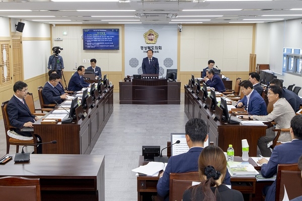 경북도의회 기획경제위원회(위원장 박현국)가 제311회 임시회 기간인 9월 30일 상임위원회를 개최하고 있다.