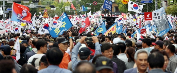 지난 3일 서울 광화문광장에서 자유한국당을 비롯한 보수단체가 문재인 대통령의 하야와 조국 법무부장관의 퇴진을 요구하며 집회를 하고 있다. [뉴시스]