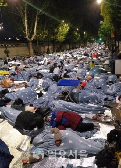 4일 새벽 서울 종로구 청와대 사랑채 인근 도로에서 집회 참가자들이 노숙 농성을 벌이고 있다. [사진=집회 참가자 제공]