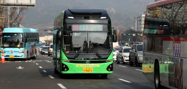 서울시 시내버스 노선에 전기버스가 처음으로 운행을 시작했다. 친환경 전기버스가 서울 종로구 세종대로를 지나고 있다. [뉴시스]