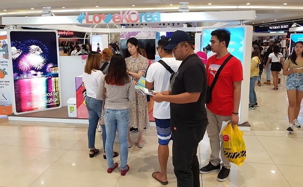 경북문화관광공사가 지난 5일과 6일 필리핀 SM Megamall에서 ‘2019 한국문화관광대전’에 참가해 필리핀 관광객 경북 유치를 위한 홍보 마케팅 활동을 펼치고 있다.