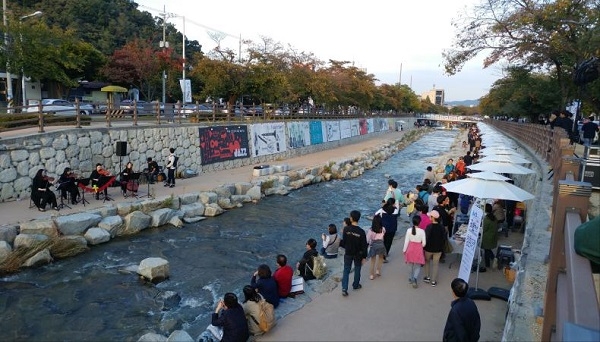 구미시가 10월 11일부터 13일까지 금오천 일대 및 드림큐브에서 ‘청춘! 금오천 2.4km’를 개최한다.