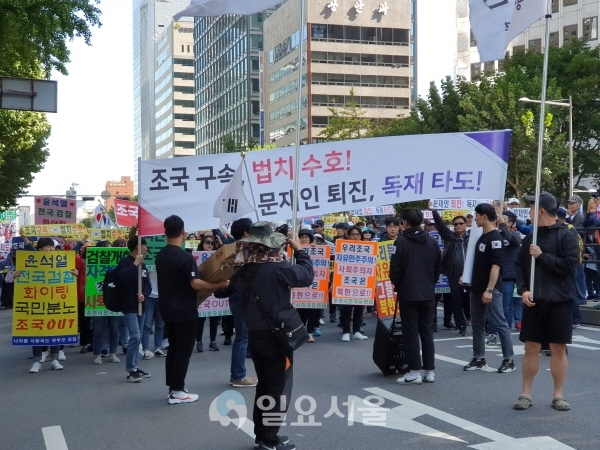 한글날인 9일 서울 광화문 일대를 빼곡히 채운 보수단체 집회 참여자들.