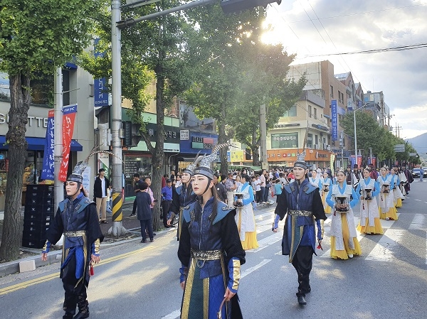 ‘제47회 신라문화제’에 참가해 진흥왕 행차와 폐막식 공연을 하고 있는 ‘신라 무용수’ 역할로 퍼레이드에 참가한 참가자들.