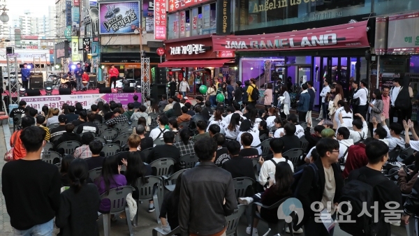 경남대학교는 지난 10일 학교 앞 댓거리 일원에서 ‘제12회 거리문화축제’를 개최했다.  © 경남대학교 제공