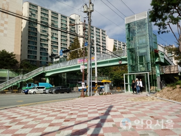 삼계 부영6차 앞에 설치된 육교 승강기   © 김해시 제공