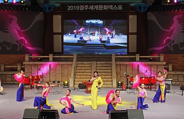 경주엑스포 백결공연장에서 베트남 호찌민 시립 봉센 민속공연단이 공연을 펼쳐보이고 있다.