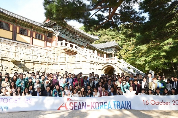 ‘한·아세안 열차’ 참가자들 단체사진.
