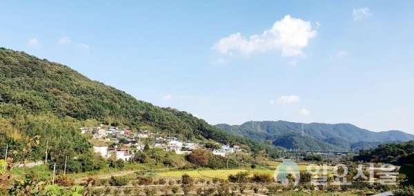 우산천에서 본 예곡마을 전경  © 창원시 제공