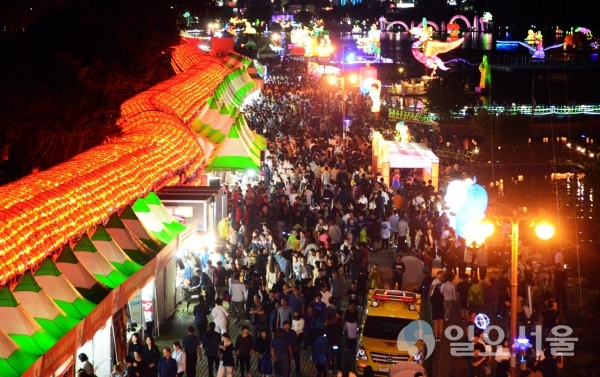 진주 10월 축제장을 찾은 관광객들이 운집해 있다.  © 진주시 제공