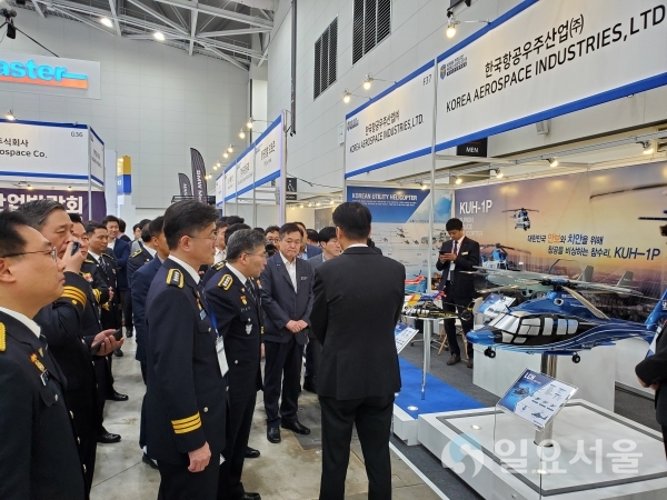민갑룡 경찰청장이 KAI 부스에서 경찰헬기 설명을 듣고 있다  © 한국항공우주산업(주) 제공