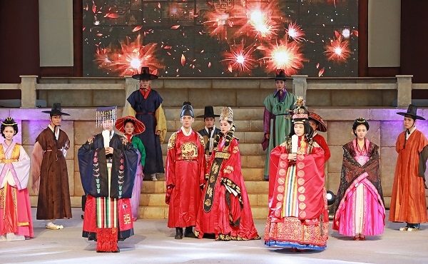 20일 경주엑스포에서 열린 실크로드공연단 한류패션쇼를 통해 다양한 전통의상을 선보이고 있다.