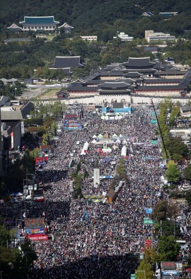 한글날인 9일 오후 서울 종로구 광화문광장·세종대로 일대에서 보수성향 시민들이 집회를 열고 조국 법무부장관의 사퇴 촉구 및 정권을 규탄하고 있다. [뉴시스]