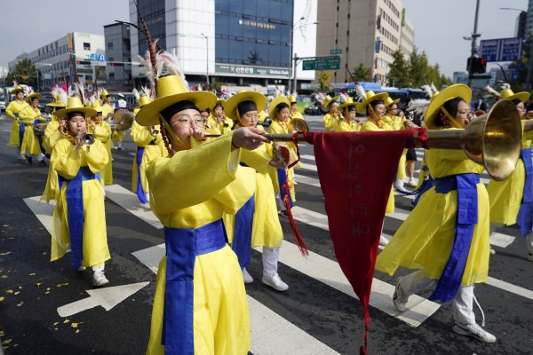 ▲지난해 열린 ‘제28회 청룡문화제’ 어가행렬단 행진 모습