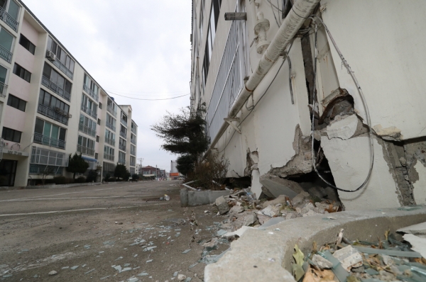 지진으로 전파 판정받은 흥해읍 소재 공동주택