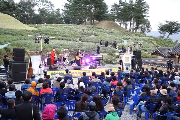 서악마을 구절초음악회가 올해는 경주시 후원으로 10월 12일부터 10월 26일까지 매주 토·일 개최된다.