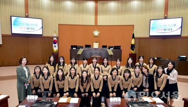 진주시의회 모의의회에 참여한 삼현여고 학생들  © 진주시의회 제공