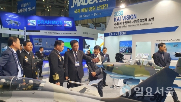 심승섭 해군참모총장(좌측 세번째)이 KAI 조종래 상무로부터 KA-1 공중통제기에 대한 설명을 듣고 있다  © 한국항공우주산업(주) 제공