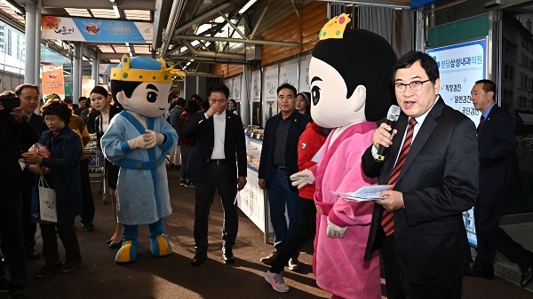 주낙영 경주시장(우측)이 지난 25일 성남하나로클럽에서 열리는 ‘경주 천년나들이’ 행사에서 경주 우수 특산물을 홍보하고 있다.