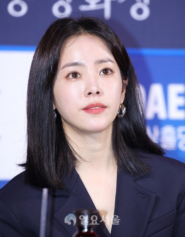 39회 청룡영화상 수상자 핸드프린팅 행사에 참석한 한지민