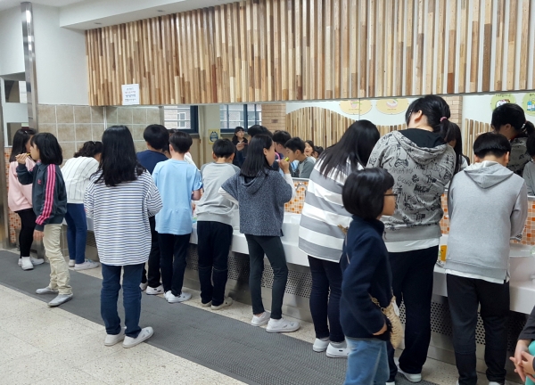 서울 서대문구가 조성한 학교 내 양치시설에서 학생들이 점심식사 후 양치를 하고 있다