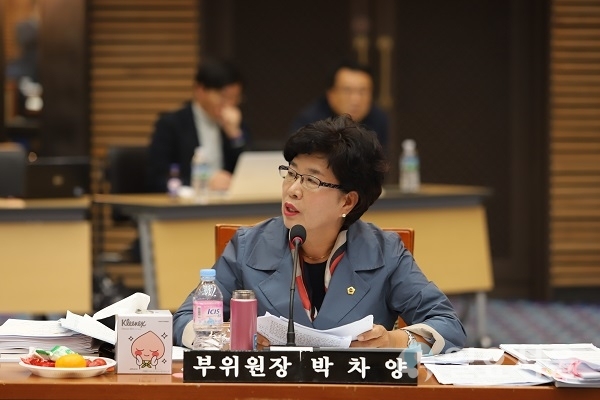 박차양 도의원이 7일 경북문화관광공사 행정사무감사에서 상가 매각과 관련해 공사를 가하게 질타하고 있다.