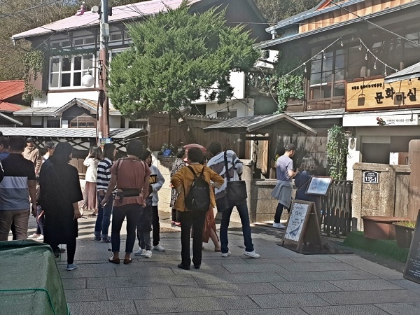 구룡포 일본인 가옥거리를 방문한 관광객들이 드라마에 나온 장소들을 구경하고 있다.
