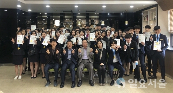 2019 KOREA 월드푸드 챔피언십’에서 대상을 포함 수상한 학생들이 메달과 상장을 보이며 활짝 웃고 있다. 사진제공=계명문화대