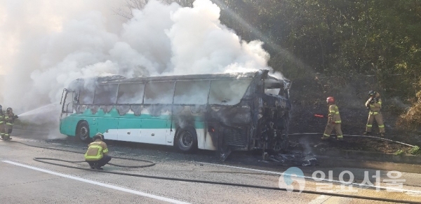 경부고속도 달리던 화재가 발생한 고속버스 @ 경남소방본부 제공