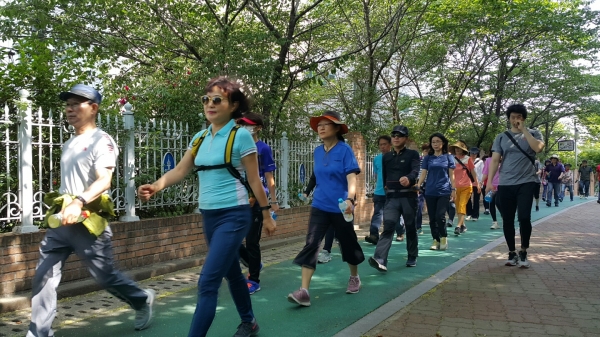 '걷기좋은날'을 지정해 마을 걷기코스를 걷는 약수동 걷기 동아리 회원들