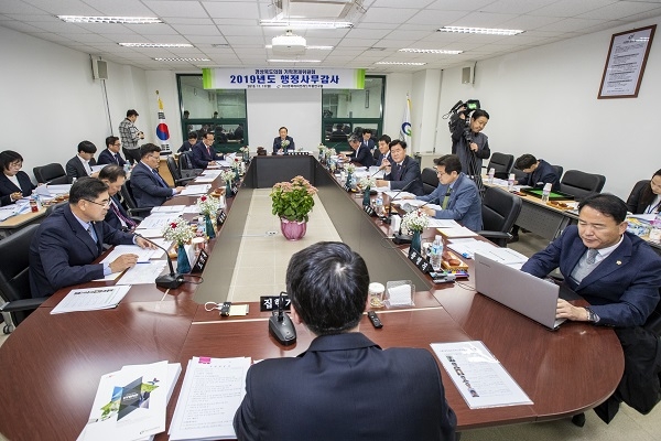 경상북도의회 기획경제위원회가 지난 11일 경북하이브리드부품연구원에 대한 2019년도 행정사무감사를 실시했다.