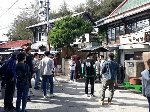 ‘동백꽃 필 무렵’의 촬영지인 구룡포 일본인 가옥거리를 찾은 관광객들의 모습.