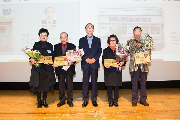 장세용 구미시장(가운데)이 지난 11일 ‘50년 장수명가’ 인증서 및 현판 수여식을 가지고 기념사진을 찍고 있다.