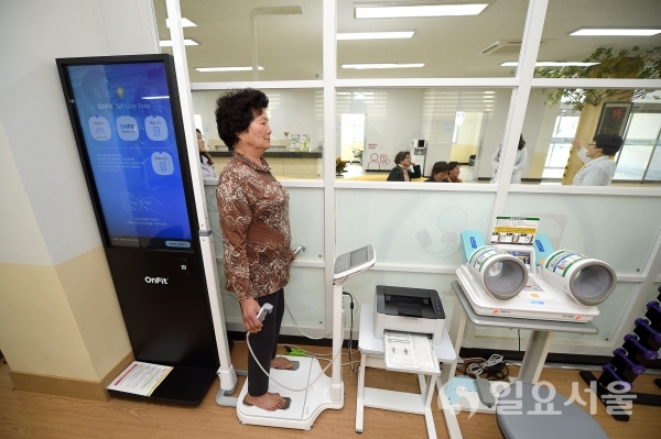 지난해 3월 김해시 주촌면에서 개소한 건강생활지원센터에서 한 어르신이 체성분 측정을 하고 있다. @ 김해시 제공