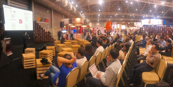 신용보증기금 보증기업 ㈜플라밍고가 지난 12일 Singapore Expo에서 개최된 ‘Singapore Fintech Festival 2019’ 행사 중 IR피칭을 하고 있다.