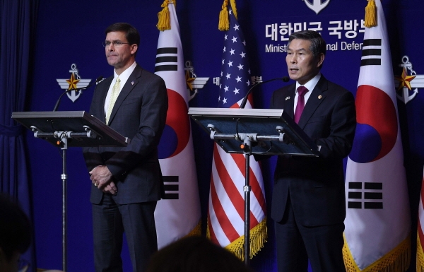정경두 국방장관(오른쪽)과 마크 에스퍼 미 국방장관이 15일 서울 용산구 국방부에서 열린 제51차 한·미 안보협의회(SCM)를 마친 뒤 기자회견을 하고 있다. [뉴시스]