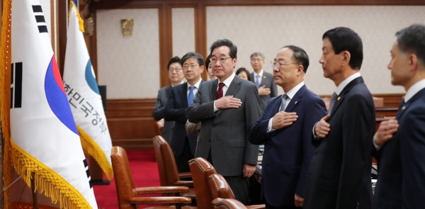 이낙연 국무총리를 비롯한 국무위원들이 5일 오전 서울 종로구 정부서울청사에서 열린 국무회의에서 국민의례를 하고 있다. [뉴시스]