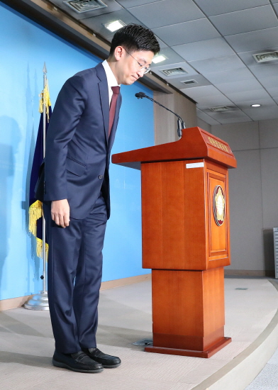 김세연 자유한국당 의원이 불출마 선언을 한 후 인사하고 있다. [뉴시스]