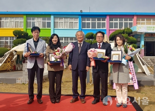 김연희(왼쪽에서 2번째) 남해군 학예연구사가 ‘자랑스런 경남박물관인상’을 수상 했다. @ 남해군 제공