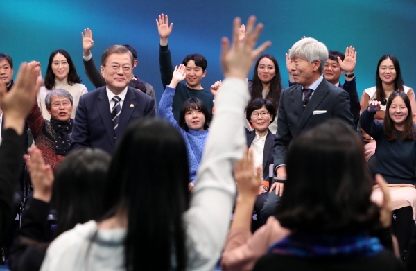 문재인 대통령이 19일 오후 서울 MBC 미디어센터에서 열린 '국민이 묻는다, 2019 국민과의 대화'에 참석해 국민 패널들의 질문을 받고 있다. [뉴시스]