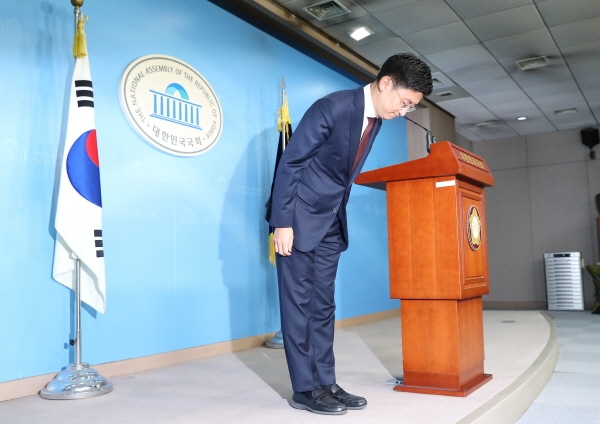 김세연 자유한국당 의원이 17일 국회 정론관에서 불출마를 선언한 이후 인사하고 있다. [뉴시스]