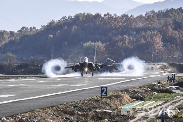공군작전사령부가 21일, 경남 창녕 남지 비상활주로에서 F-15K 항공기가 유사시를 대비한 이·착륙 훈련을 하고 있다. @ 공군 제3 훈련비행단 제공
