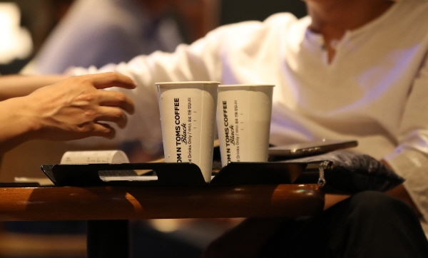 서울 시내의 한 커피 전문점에서 고객들이 매장이 제공한 일회용컵을 사용하고 있다. [뉴시스]