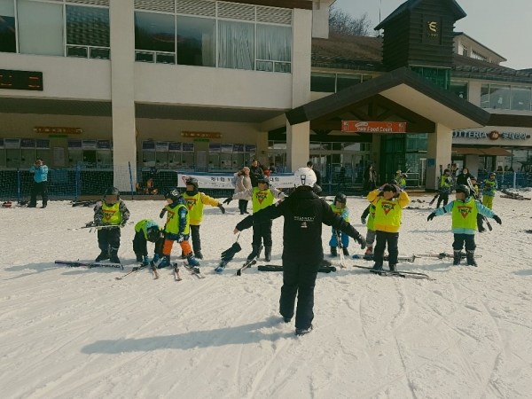지난1월 저소득가구 초등학생을 위한 스키캠프에 참가한 아이들이 기초자세를 배우고 있다.