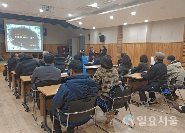 산청군과 인제대학교가 지난 21일, 저녁 청소년수련관에서 ‘한국의 수수께끼, 문화와 음식’을 주제로 한 인문학 특강을 진행했다. @ 산청군 제공