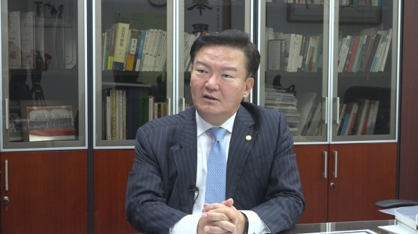 민경욱 자유한국당 의원이 지난 19일 국회의원 회관에서 기자의 질문에 답변하고 있다.