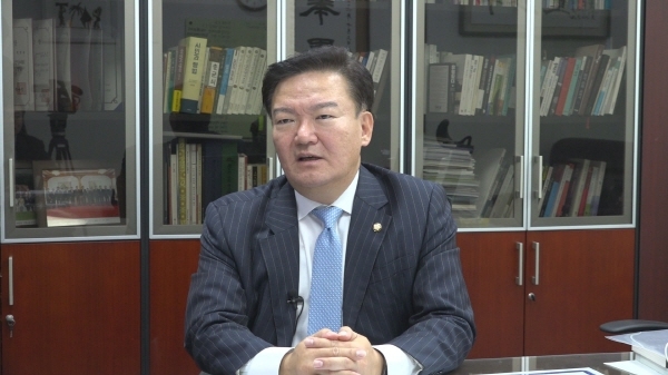 민경욱 자유한국당 의원이 지난 19일 국회의원 회관에서 기자의 질문에 답변하고 있다.