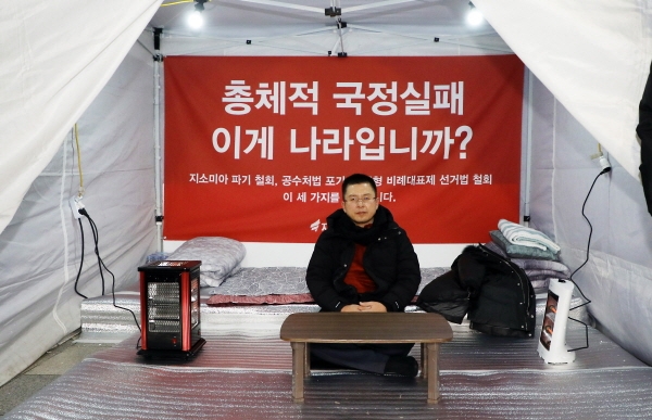 단식투쟁 1일차이던 지난 20일 밤 국회로 자리를 이동해 투쟁을 이어가는 황교안 한국당 대표 [뉴시스]