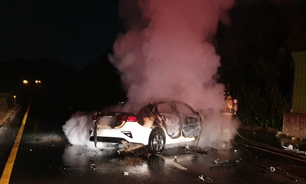 24일 오전 1시32분경 제주시 애조로에서 렌터카 승용차끼리 충돌해 화재가 발생했다. [사진=제주소방 제공]